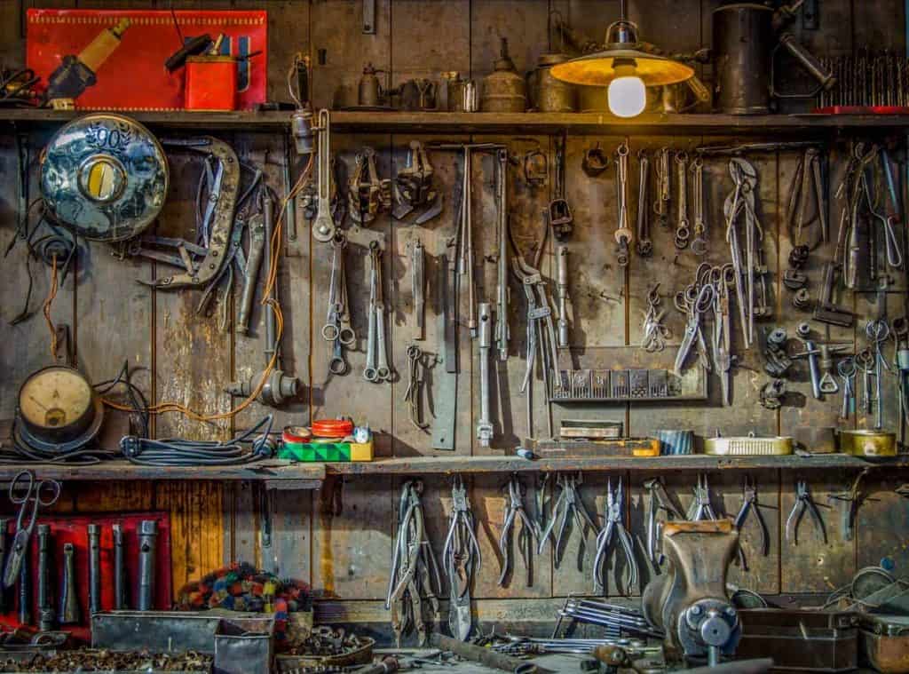 Werkzeug hängt in einer Werkstadt an der Wand