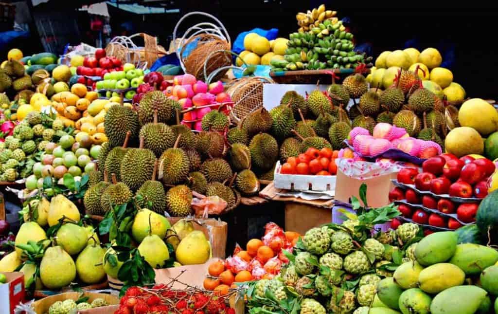 Exotische Früchte liegen in einem asiatischen Obststand in Thailand