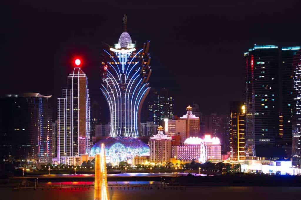 Hochhaus und Skyline in Macao bei Nacht