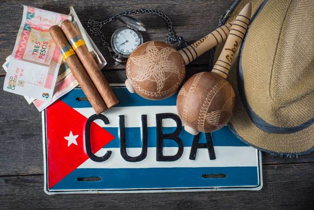 Metalltafel auf der Kuba steht