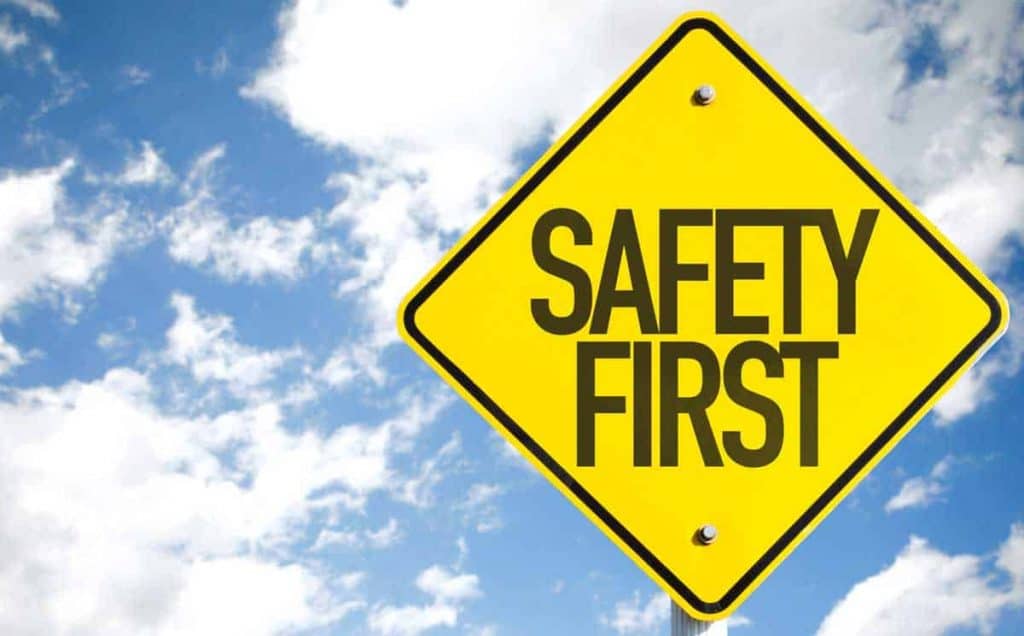 Auf einem Schild steht Safety first