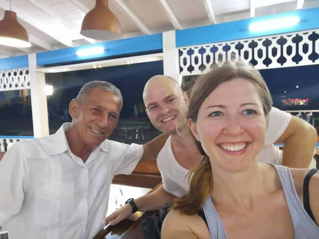 Bar in Varadero. Die Gäste und der Barkeeper machen ein Selfie