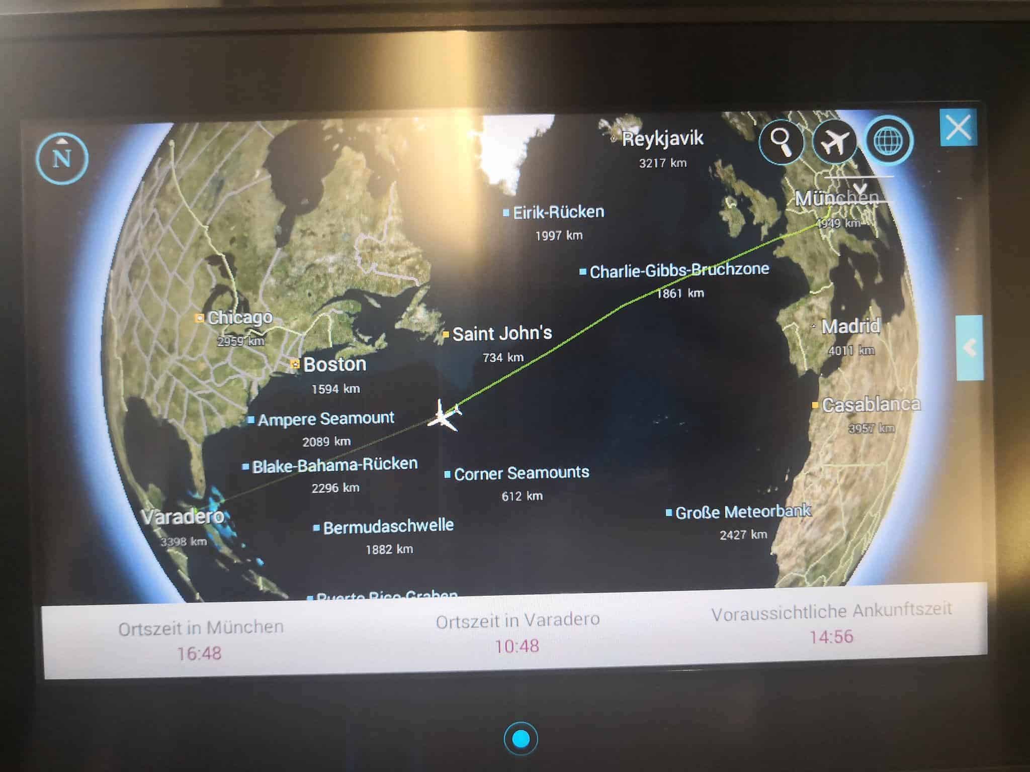 Karte zeigt im Bord Entertainment des Flugzeugs die Flugroute