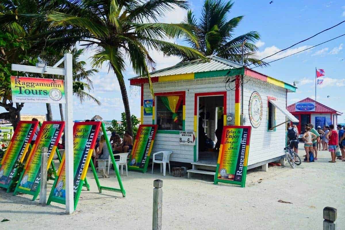 Kleine Hütte aus der Kokosnüsse verkauft werden in Caye Caulker