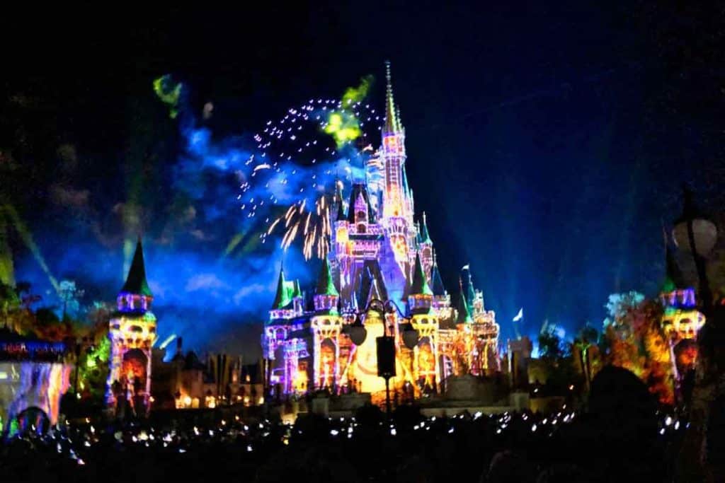 Das Disneyschloss des Magic Kingdom bei Nacht