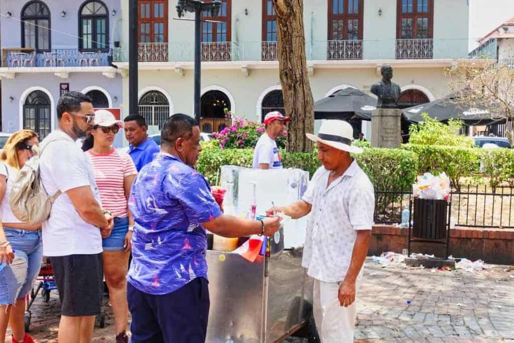 Menschen kaufen in der Altstadt von Panama Stadt an einem Stand Slushies
