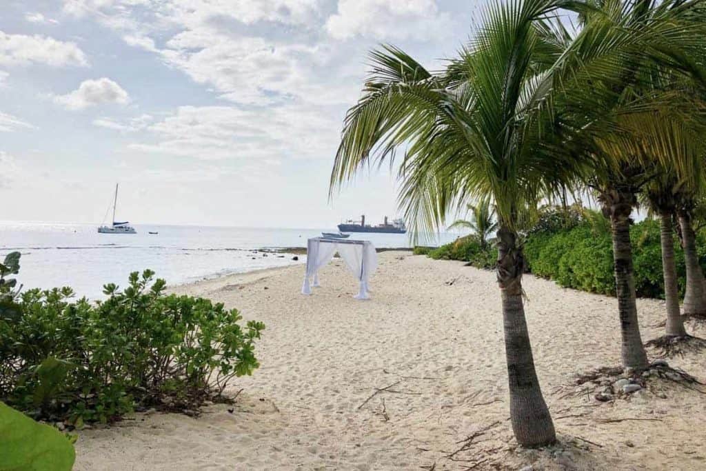 Strand auf Grand Cayman mit Pavillion