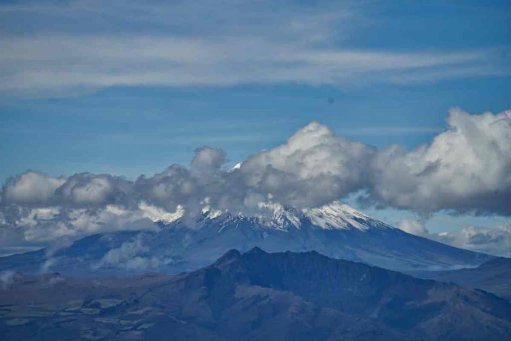Der Vulkan Cotopaxi hat auf seiner Spitze Schnee