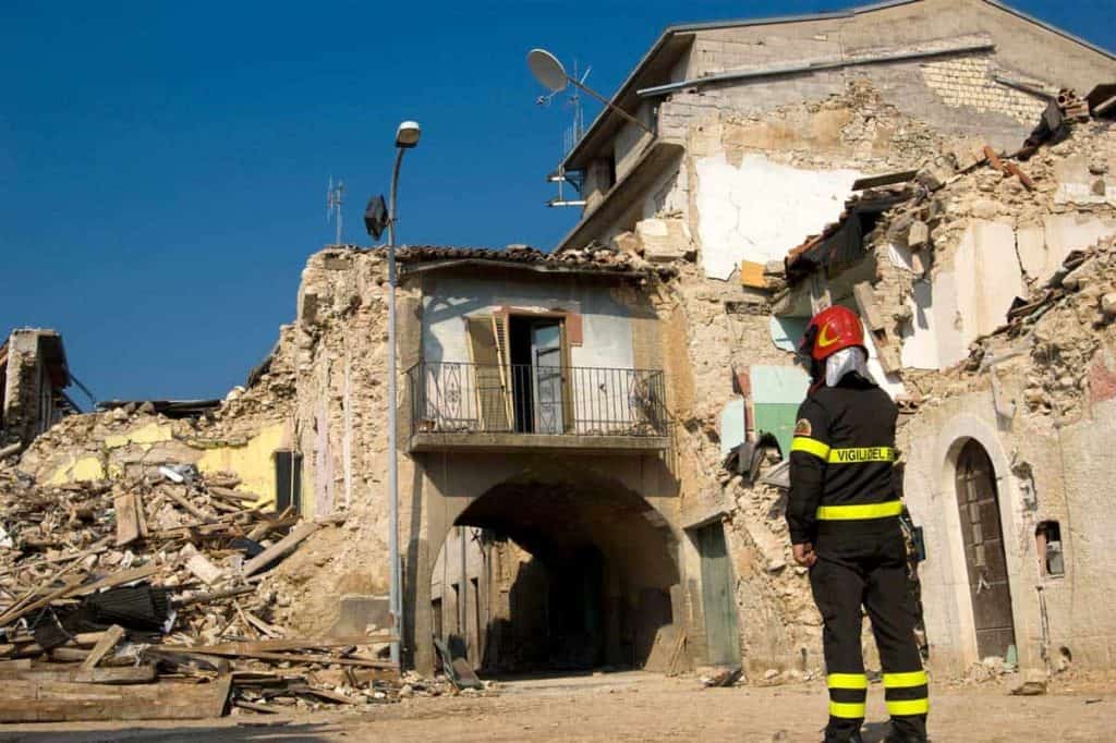 Feuerwehrleute betrachten eingestürzte Häuser nach einem Erdbeben