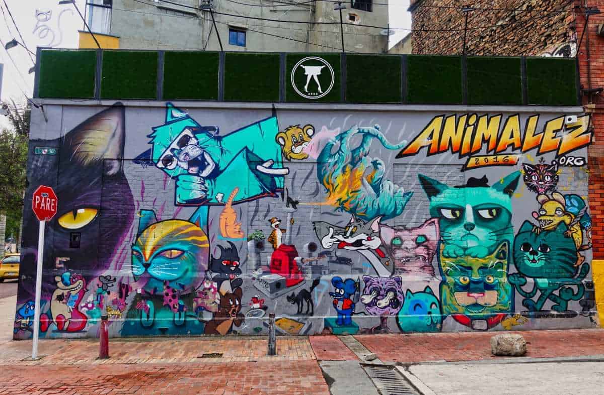 Graffiti mit Katzen zieren eine Wand in Bogota