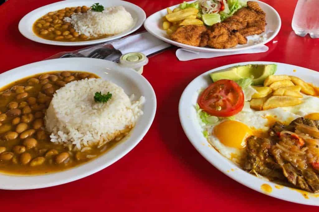 Typisches Essen in Ecuador bestehend aus Reis Bohnen Salat und Fleisch