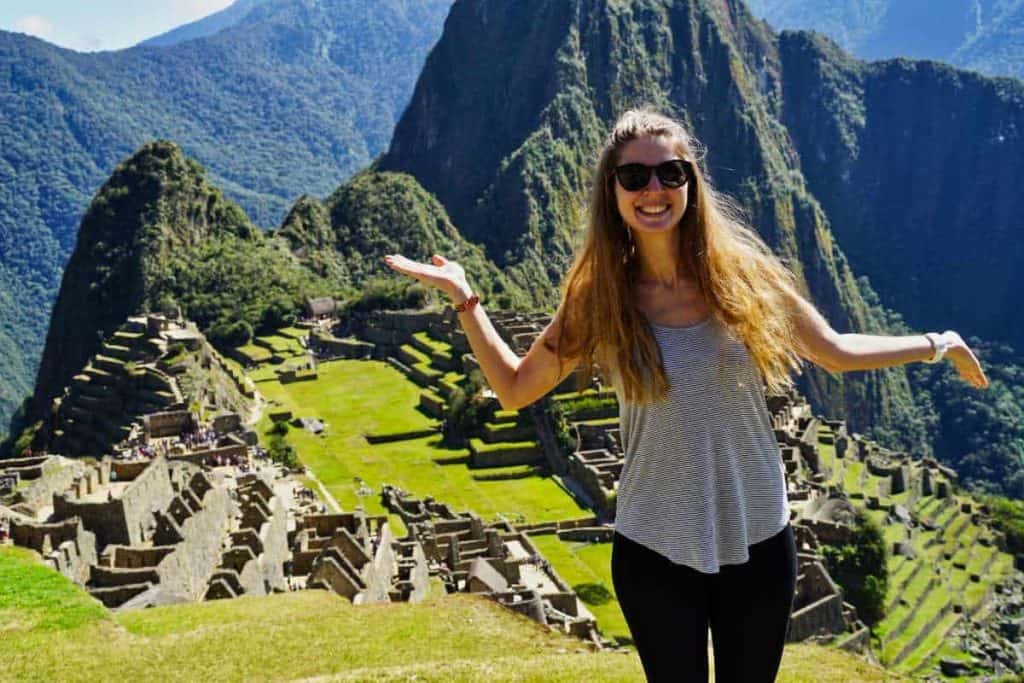 Eine Frau macht ein Selfie vor den Ruinen von Machu Picchu