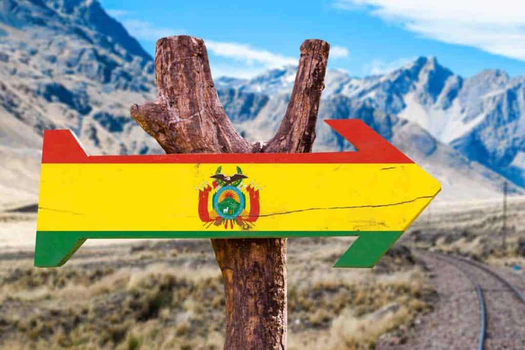 Pfeil mit der Peruanischen Flagge darauf hängt an einem Baum
