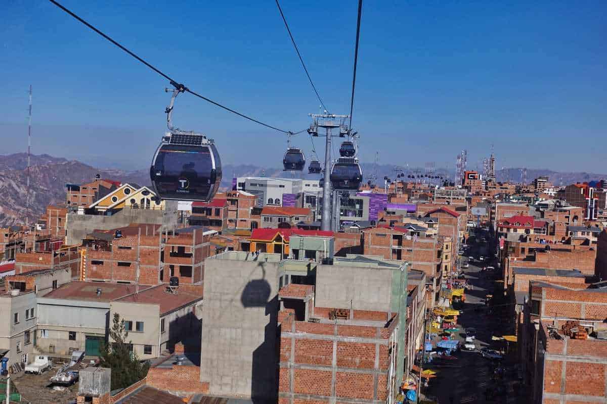 Seilbahn Gondeln über den Dächern von La Paz und El Alto