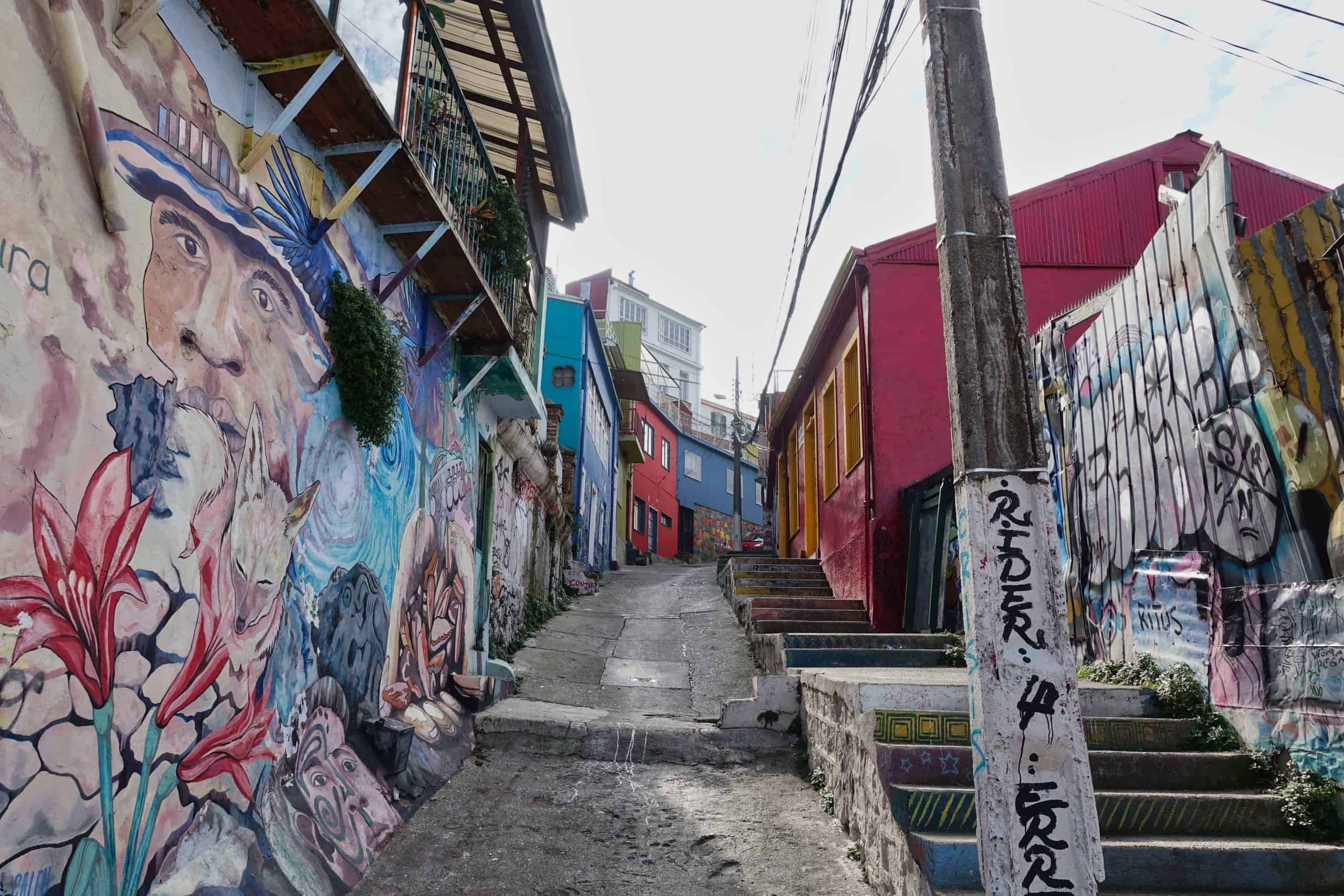 Der Weg zum Aussichtspunkt Paseo 21 de Mayo ist von Graffiti gesäumt