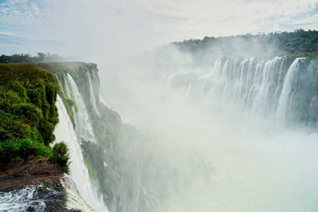 Die Wasserfälle von Iguazu sind eines der sieben Weltwunder der Natur und liegen in Brasilien und Argentinien