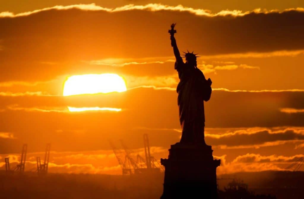 Die Freiheitsstatue bei Sonnenuntergang in den USA