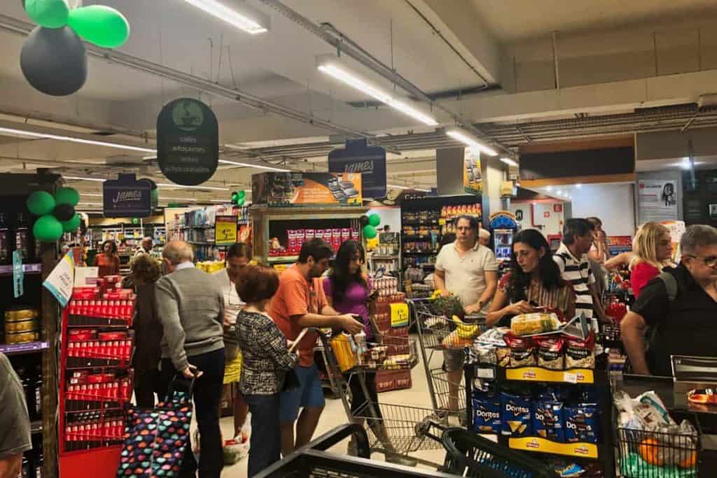 Menschen warten an der Supermarktkasse in Rio de Janeiro Brasilien
