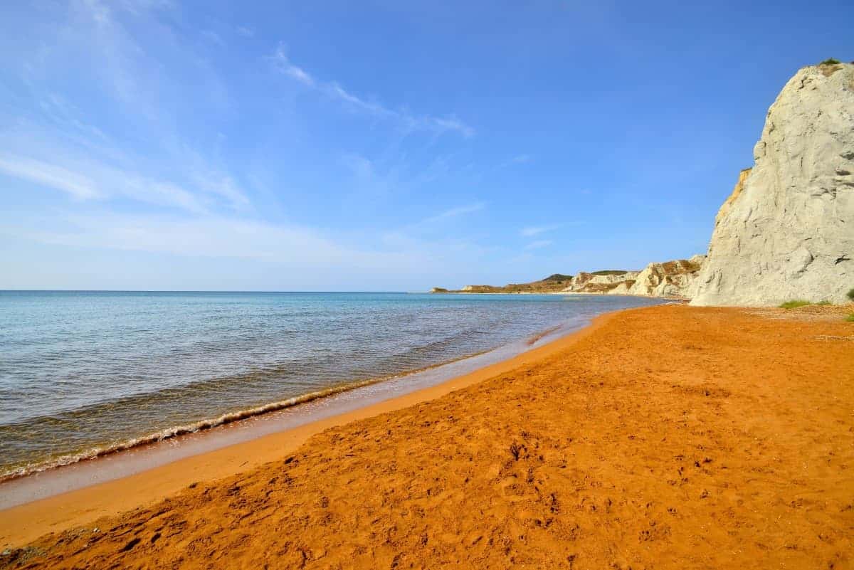 Oranger Strand am Xi Beach in Griechenland