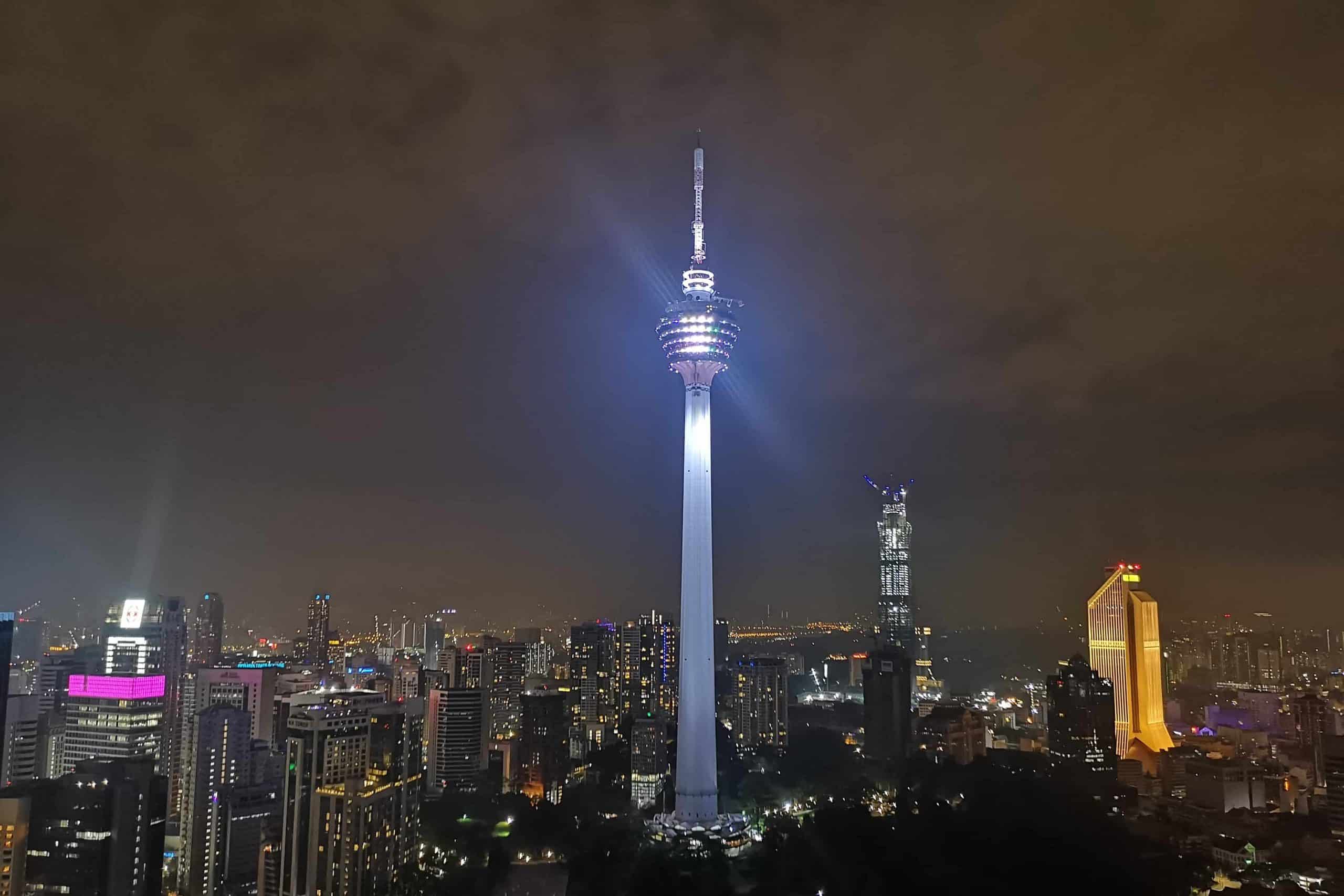 der Fernsehturm Menara von Kuala Lumpur bei Nacht