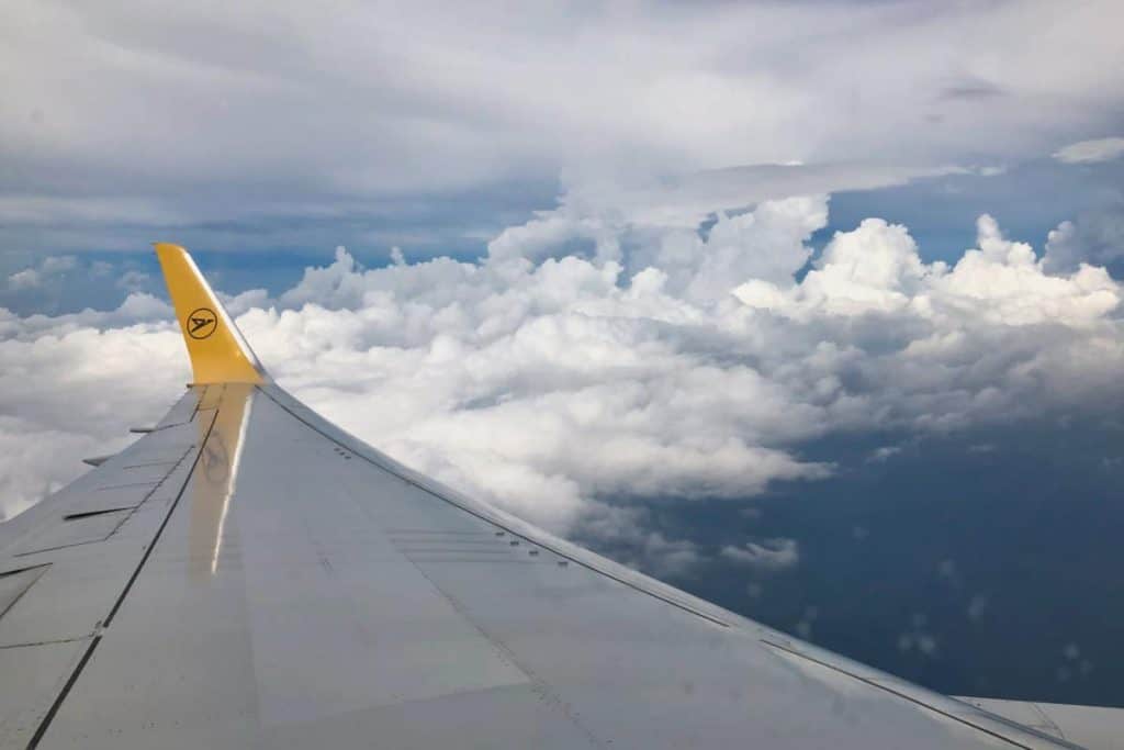 Blick aus dem Flugzeugfenster auf die Tragfläche