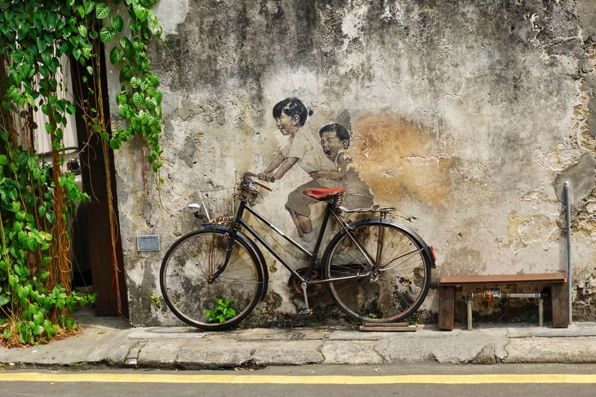 Bekanntes Street Art in George Town von zwei Kindern auf einem Fahrrad