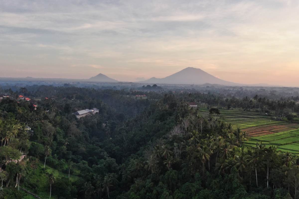 Sonnenuntergang hinter den Vulkanen von Bali