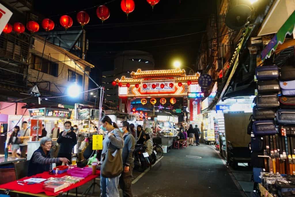 Eingang des Raohe Night Market in Taipeh