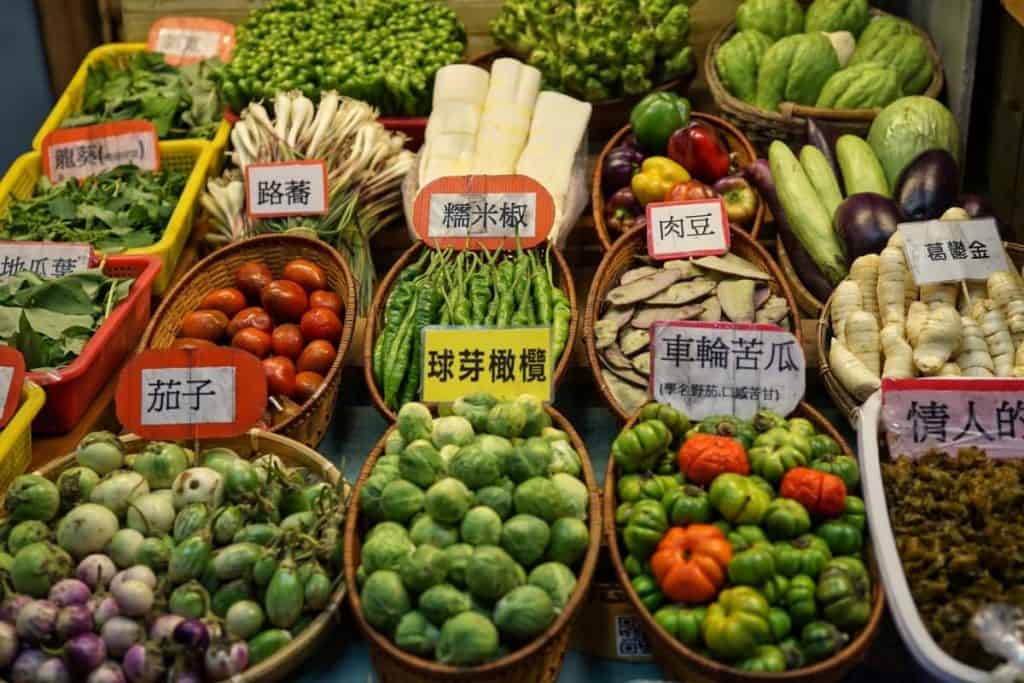 Gemüsekörbe auf einem Markt