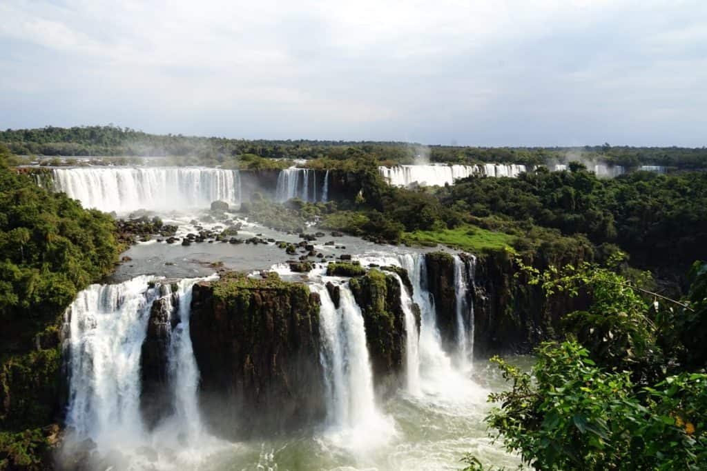 Blick auf die Iguazú-Wasserfälle