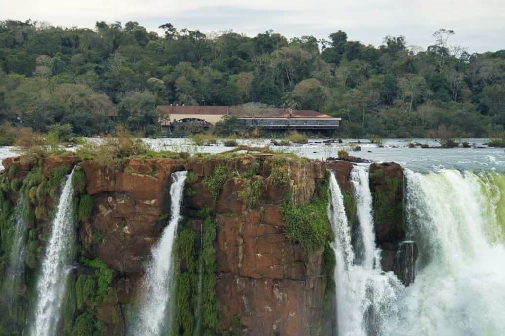 Blick auf den seitlichen Teil Iguazú-Wasserfälle nach Brasilien