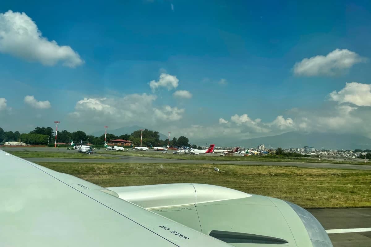 Blick auf Flugzeuge bei der Landung am Flughafen Kathmandu