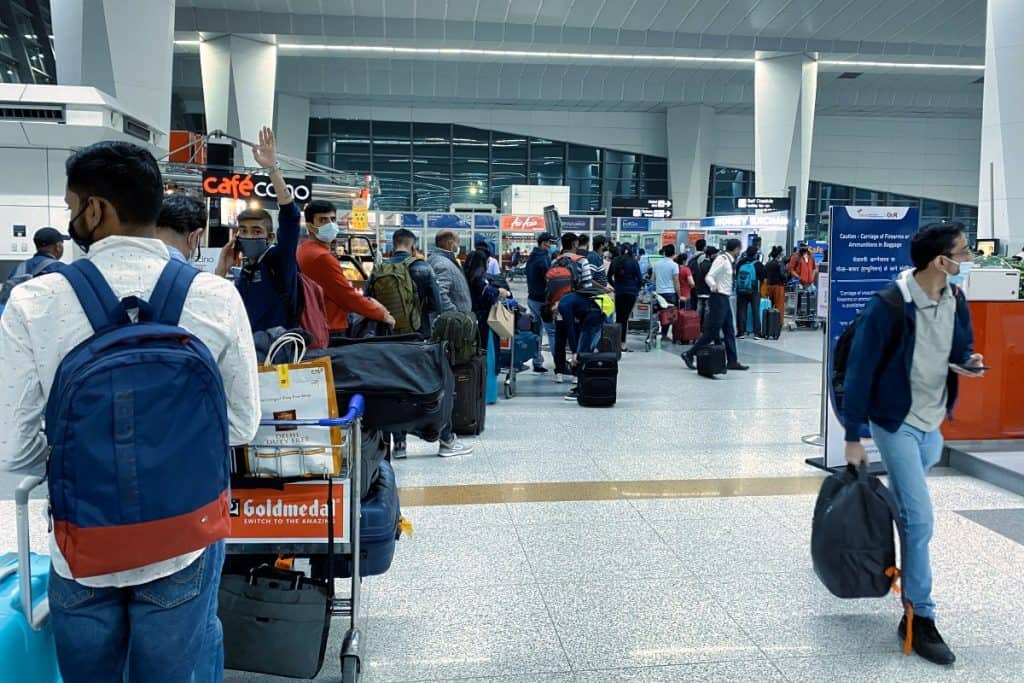 Menschenmengen am Flughafen Indien