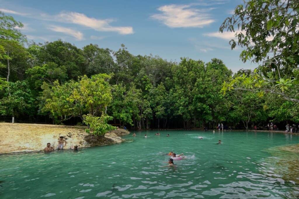 Blick über den Emerald Pool bei Krabi