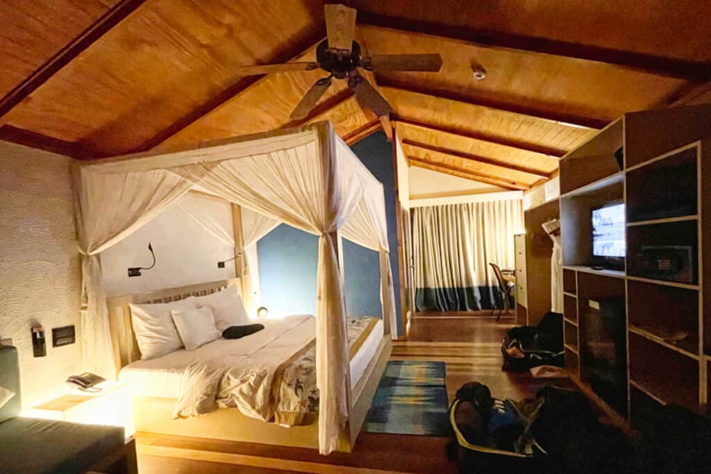Zimmer mit Holzdecke und großem Himmelbett auf den Malediven
