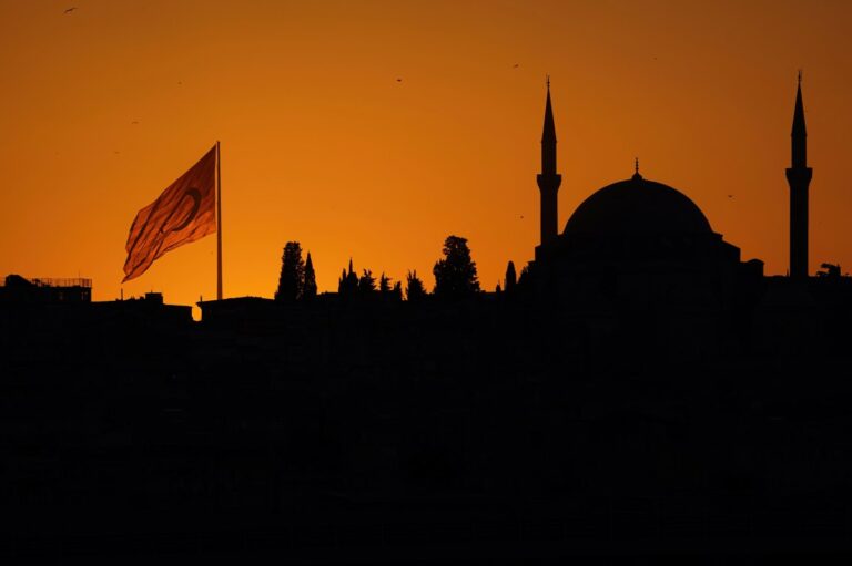Sonnenuntergang über Moschee und türkischer Flagge